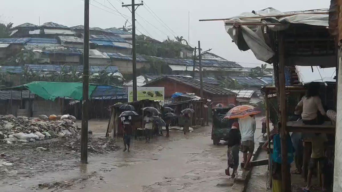 La pluie tombe sur le camp de réfugiés rohingyas alors que le Bangladesh est balayé par des averses torrentielles
