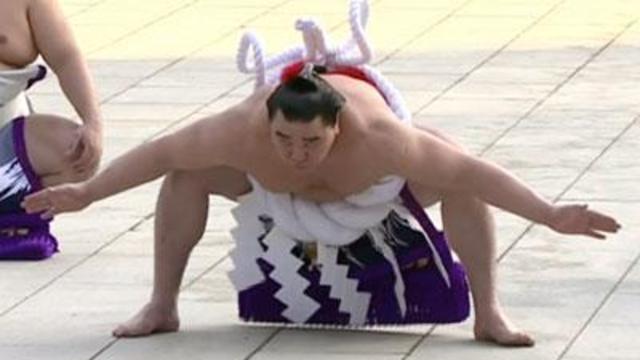 Raw: Sumo Champs Perform New Year Ritual 