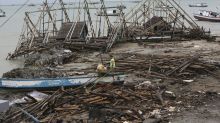 Indonésio tem que escolher entre salvar mulher ou mãe e filho durante tsunami