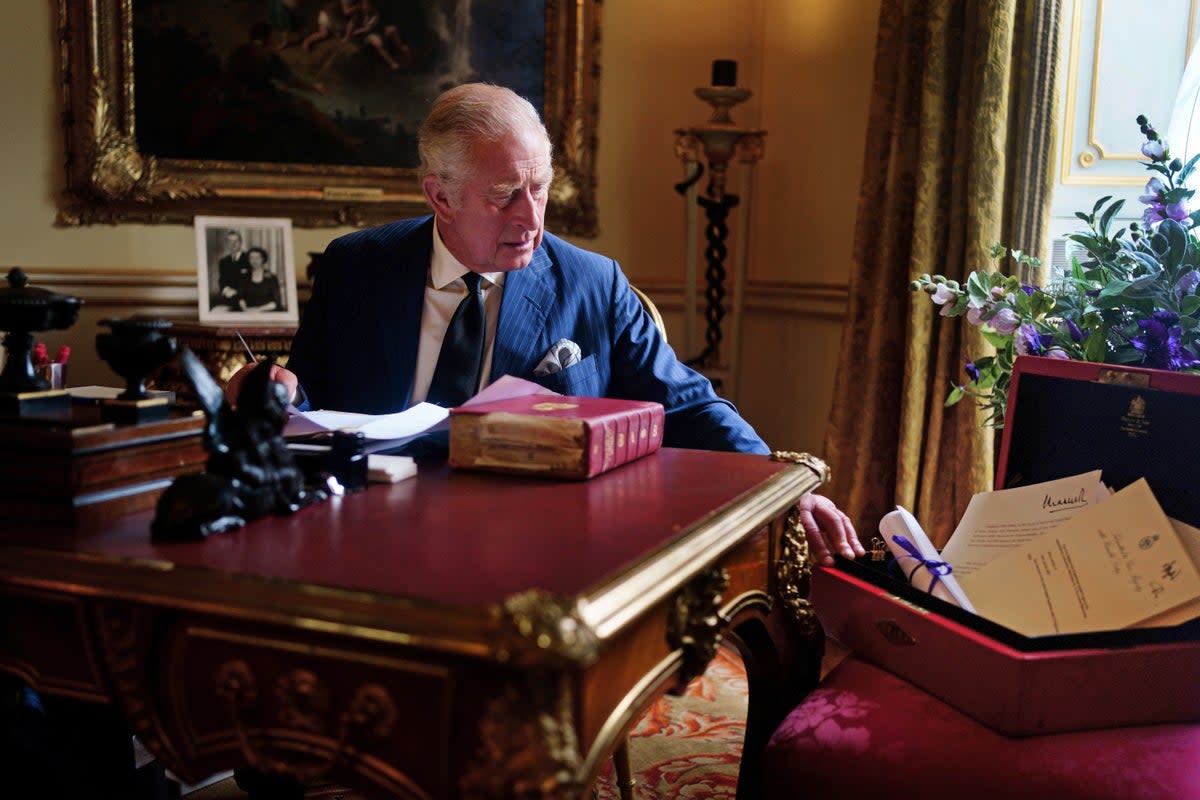 Le roi Charles photographié avec une boîte rouge pour la première fois