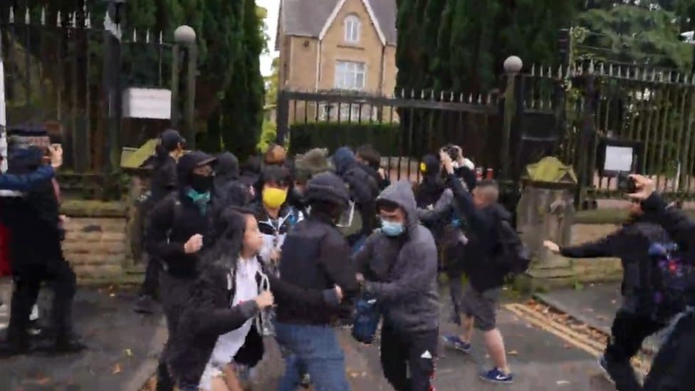 Un manifestant de Hong Kong a pris d’assaut le terrain du consulat chinois à Manchester et a été battu