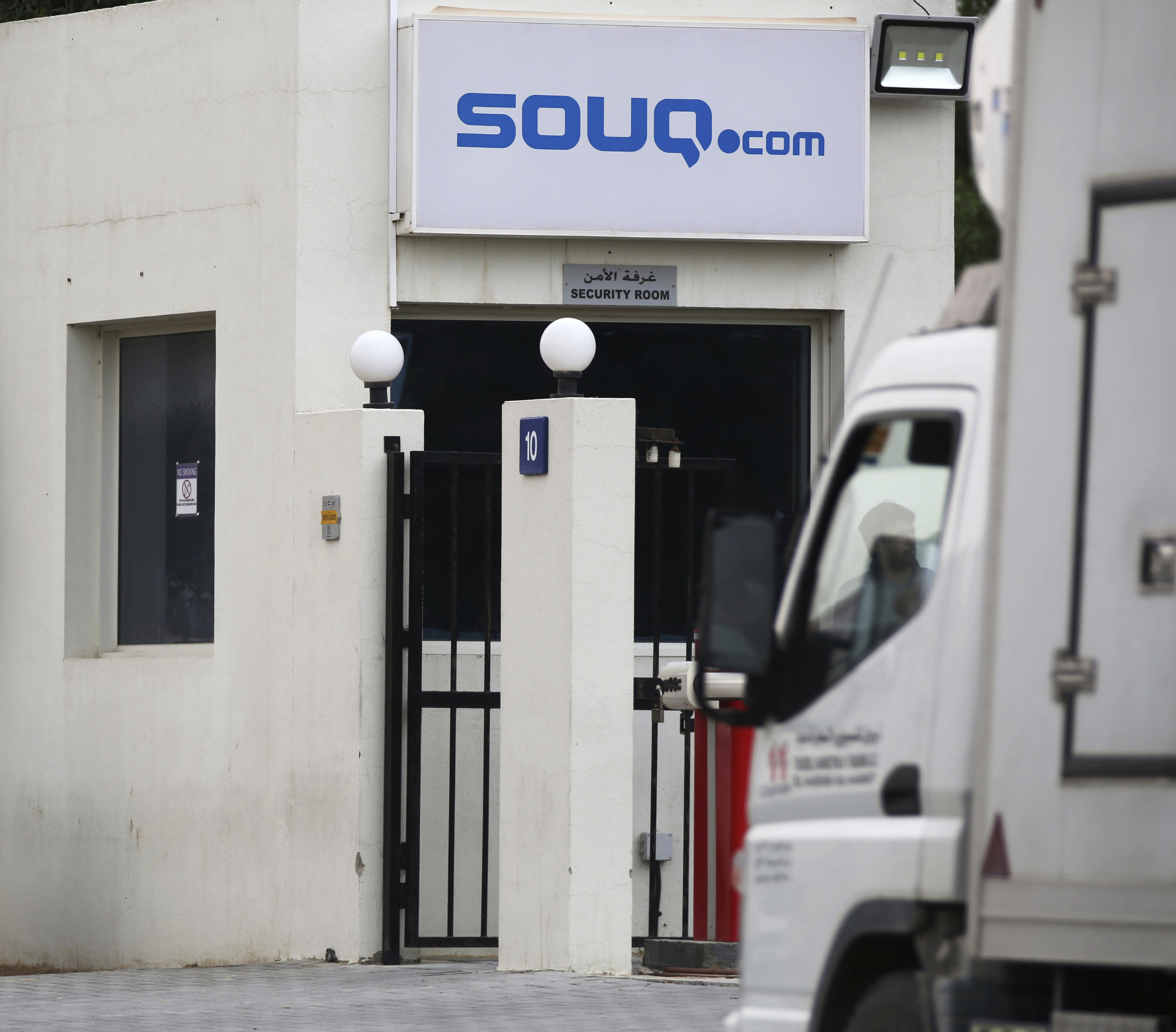 Souq.com says Amazon has bought it after $800M counteroffer - Yahoo News