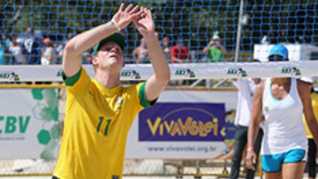 USA beach volleyball girls chase after Prince Harry