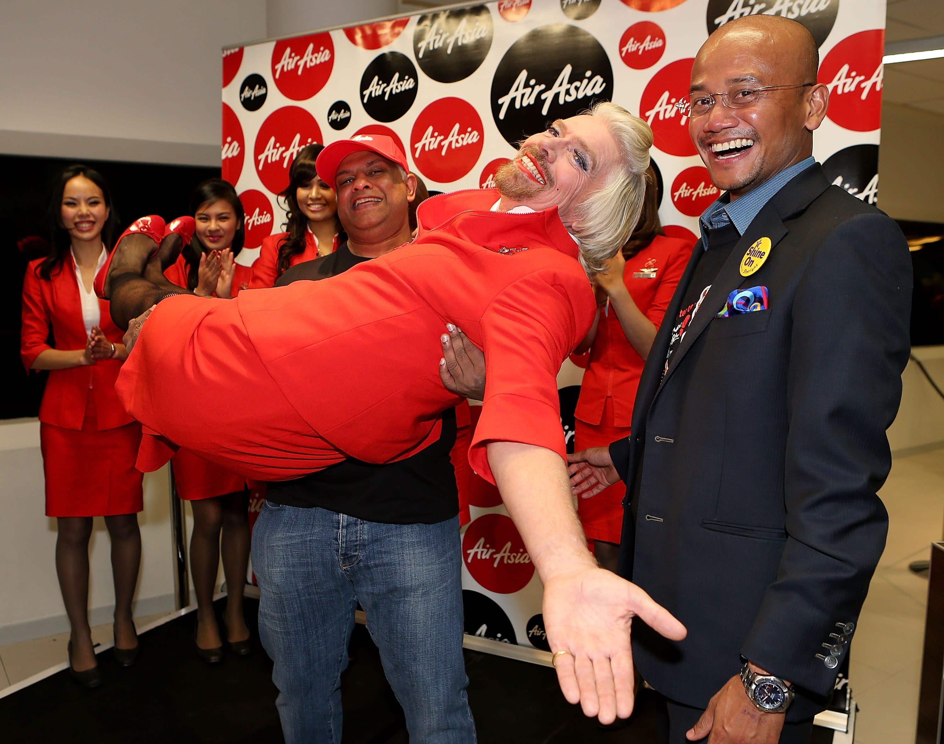 \u0026#39;Air stewardess\u0026#39; billionaire loses bet to Air Asia chief