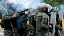 Dos opositores detenidos por "terroristas" en Venezuela y nuevos choques y saqueos