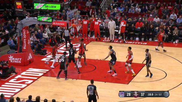 De'Aaron Fox with a last basket of the period vs the Houston Rockets