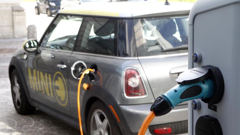 A BMW Mini electric car is charged at a station downtown Munich March 29, 2012.  REUTERS/Michael Dalder (GERMANY  - Tags: BUSINESS ENVIRONMENT)