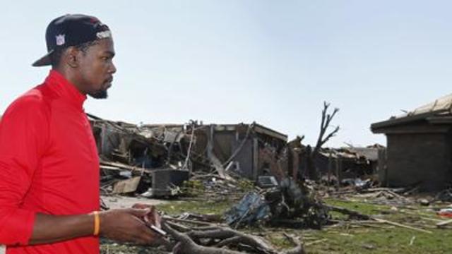 Raw: Kevin Durant Tours Moore After $1M Pledge