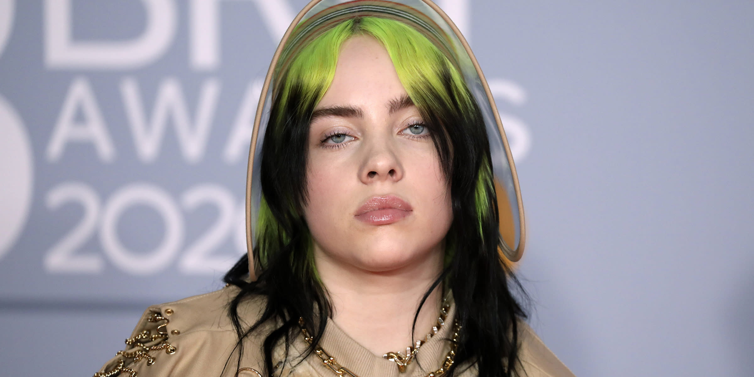 Billie Eilish Protests Body Shaming At Concert Takes Off Oversize T Shirt