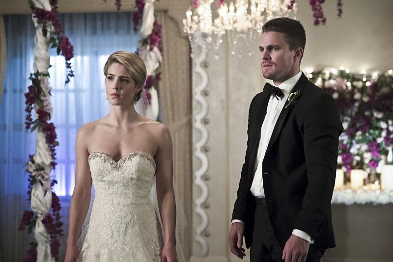Arrow Recap Oliver And Felicity Get Married Almost 0237