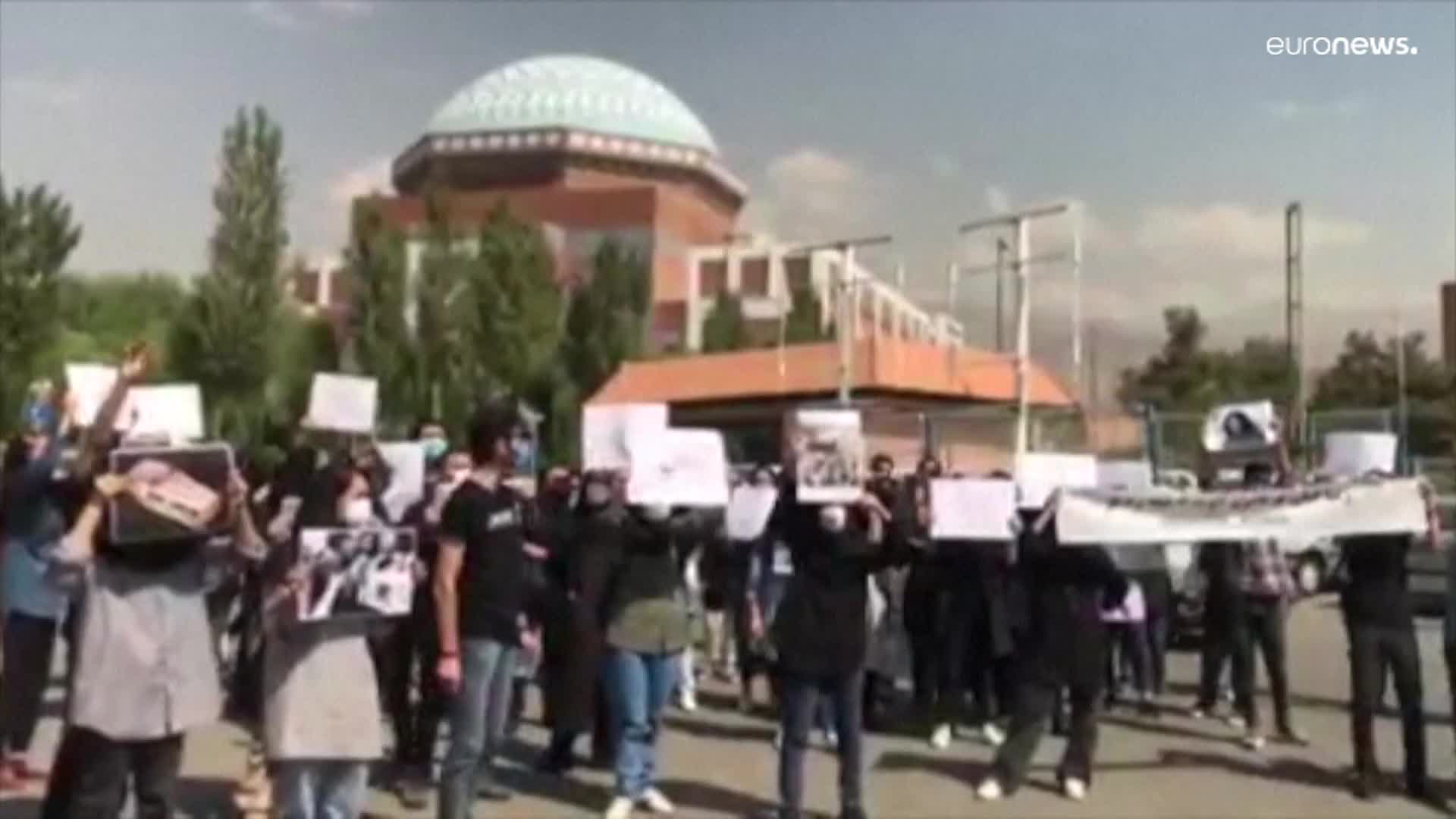Hombres y mujeres protestan por la muerte de Mahsa Amini en Irán y  denuncian a la polícia de moral