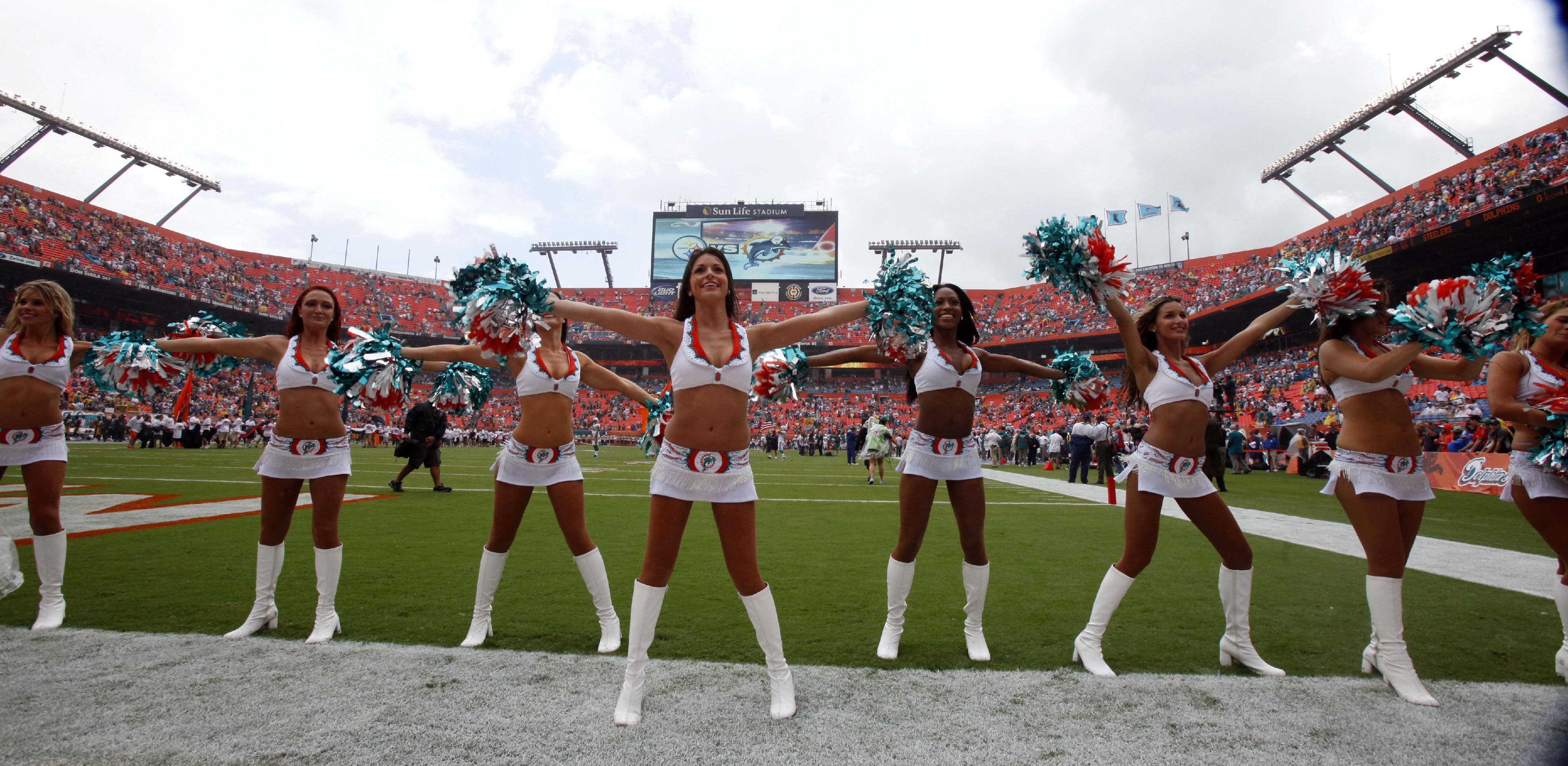 Cheerleaders de los Dolphins desfilan en trajes de baño – Sun Sentinel