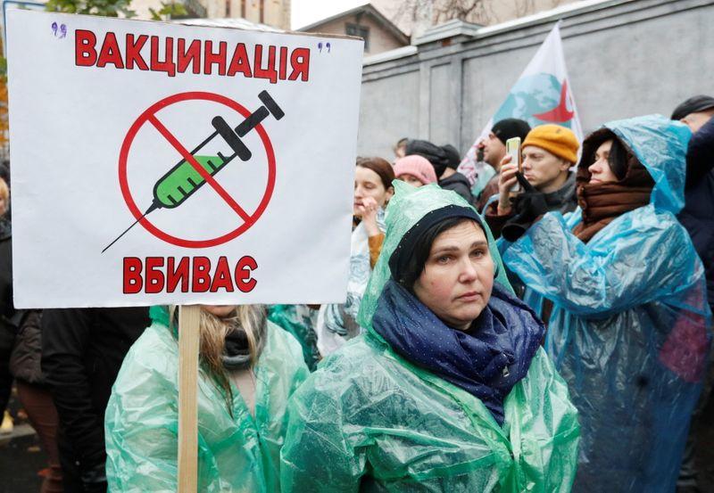 Anti-vaccination protest blocks traffic in Ukrainian capital