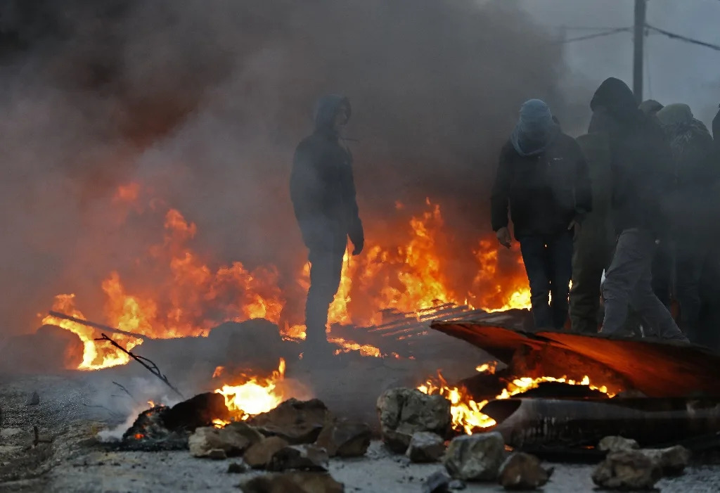 Jewish settlers burnt tyre barricades in protest at the High Court's decision to raze the Amona outpost in the West Bank (AFP Photo/Jack GUEZ)