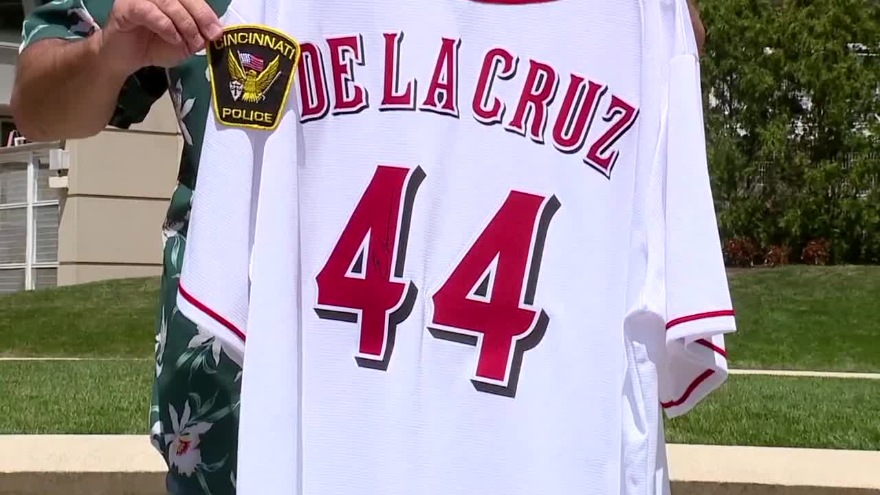 Cincinnati officers get signed Elly De La Cruz jersey for officer