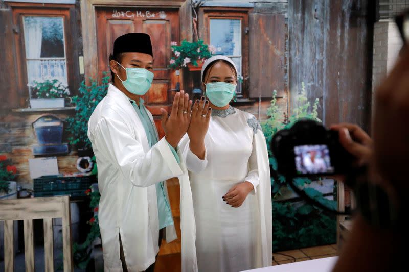 Wedding streamers: Indonesia couple takes big day online to keep ...