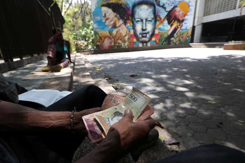 En Venezuela, la inflación y la dolarización agudizan el cisma entre empleados privados y estatales