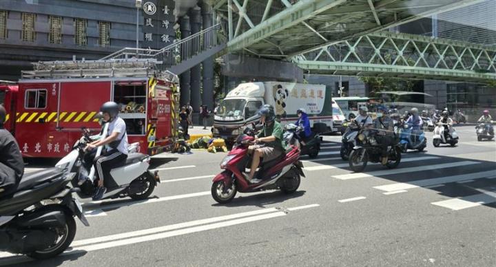 婦過馬路出意外 遭貨車輾過亡