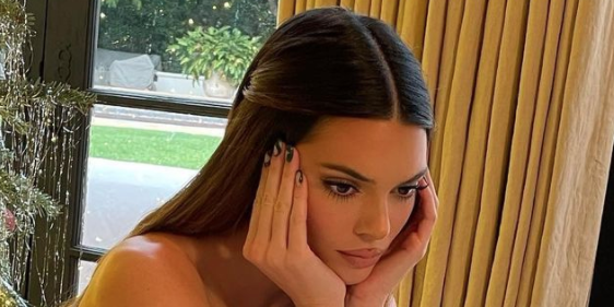 Kendall Jenner Dressed Like a Sexy Gold Present for Christmas Eve - Yahoo News