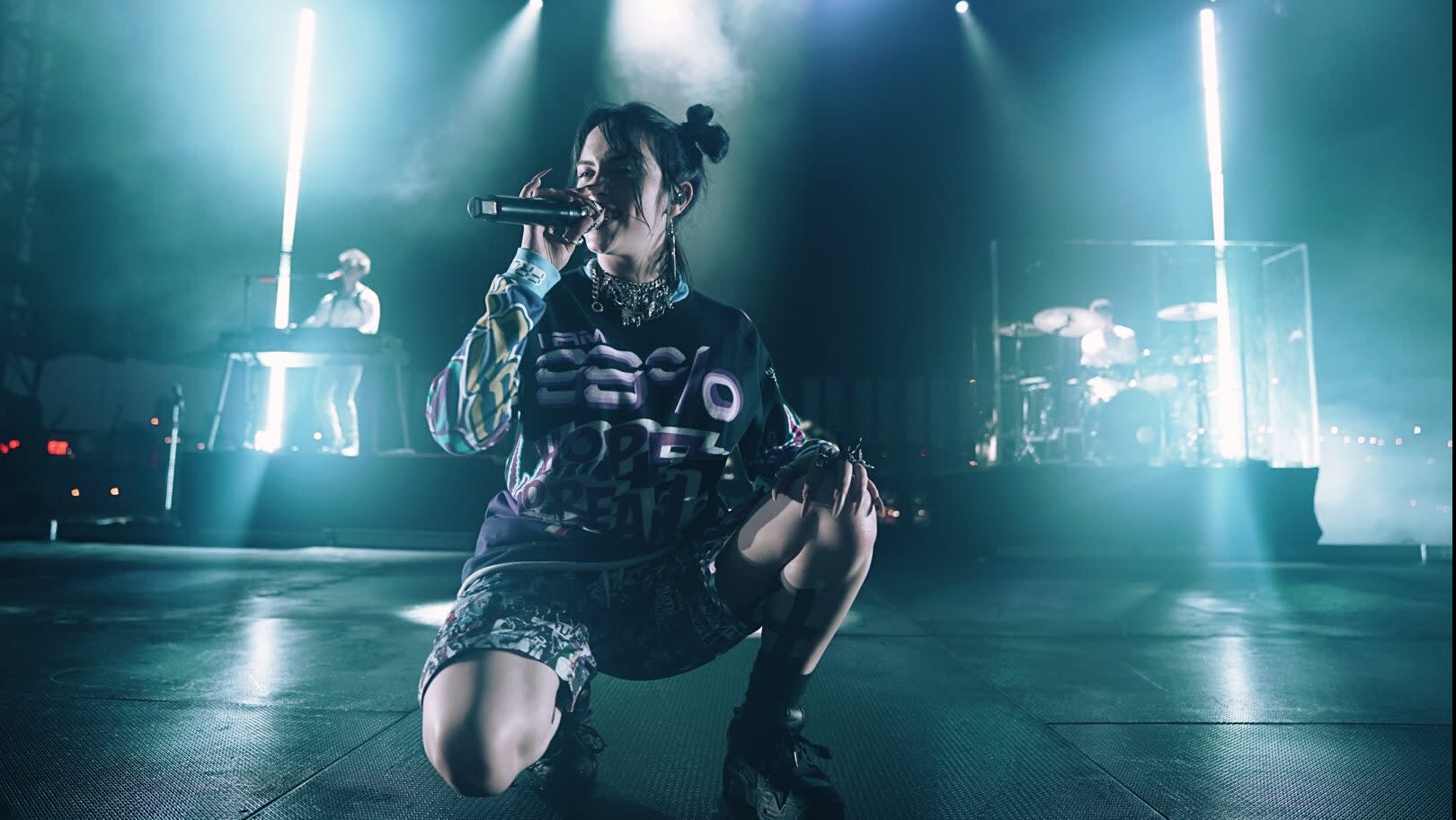 Concert Review Billie Eilish Mesmerizes New York Audience On A 