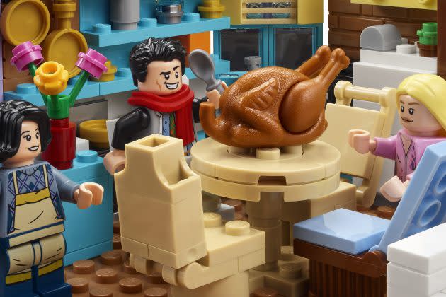 ‘Friends’ Lego Kit dairesinde bir bot, Türkiye ve Janice Minivig bulunur