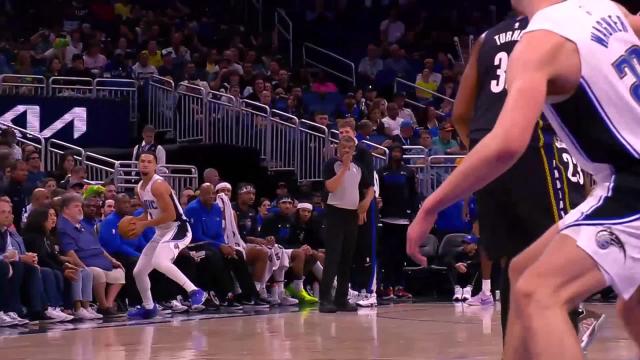 Franz Wagner with a last basket of the period vs the Indiana Pacers