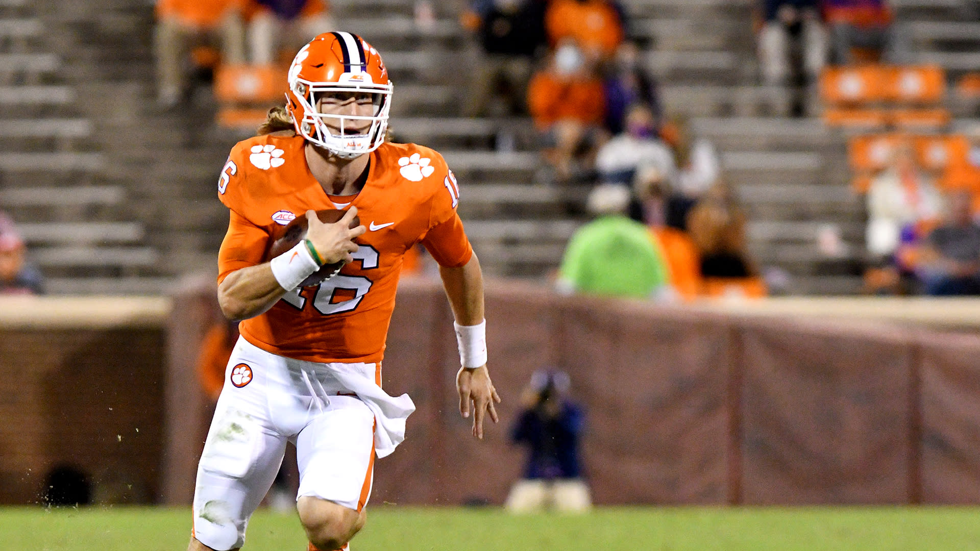 Joe Burrow throws five touchdowns, intercepted twice as Heisman