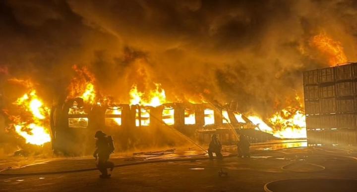 火勢猛烈 台南工廠全面燃燒