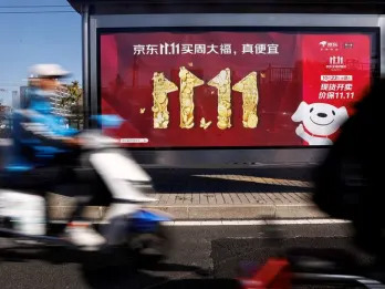 (Bloomberg) -- JD.com Inc. reported a better-than-anticipated 7% rise in revenue, after it slashed prices and ramped up shopper perks to counter fierce competition during a Chinese downturn.Most Read from BloombergUS Inflation Data Was Accidentally Released 30 Minutes EarlyPutin and Xi Vow to Step Up Fight to Counter US ‘Containment’Slovak Premier Fighting for Life After Assassination AttemptJamie Dimon Sees ‘Lot of Inflationary Forces in Front of Us’US Inflation Ebbs for First Time in Six Month