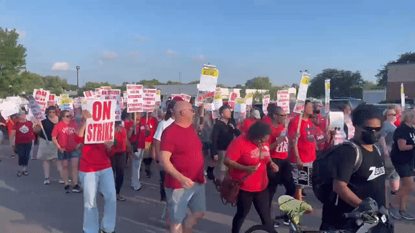 Des centaines de personnes se rassemblent pour la grève des enseignants à Columbus Days Before School sur le point de commencer