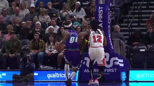 Jordan Clarkson with a dunk vs the Chicago Bulls