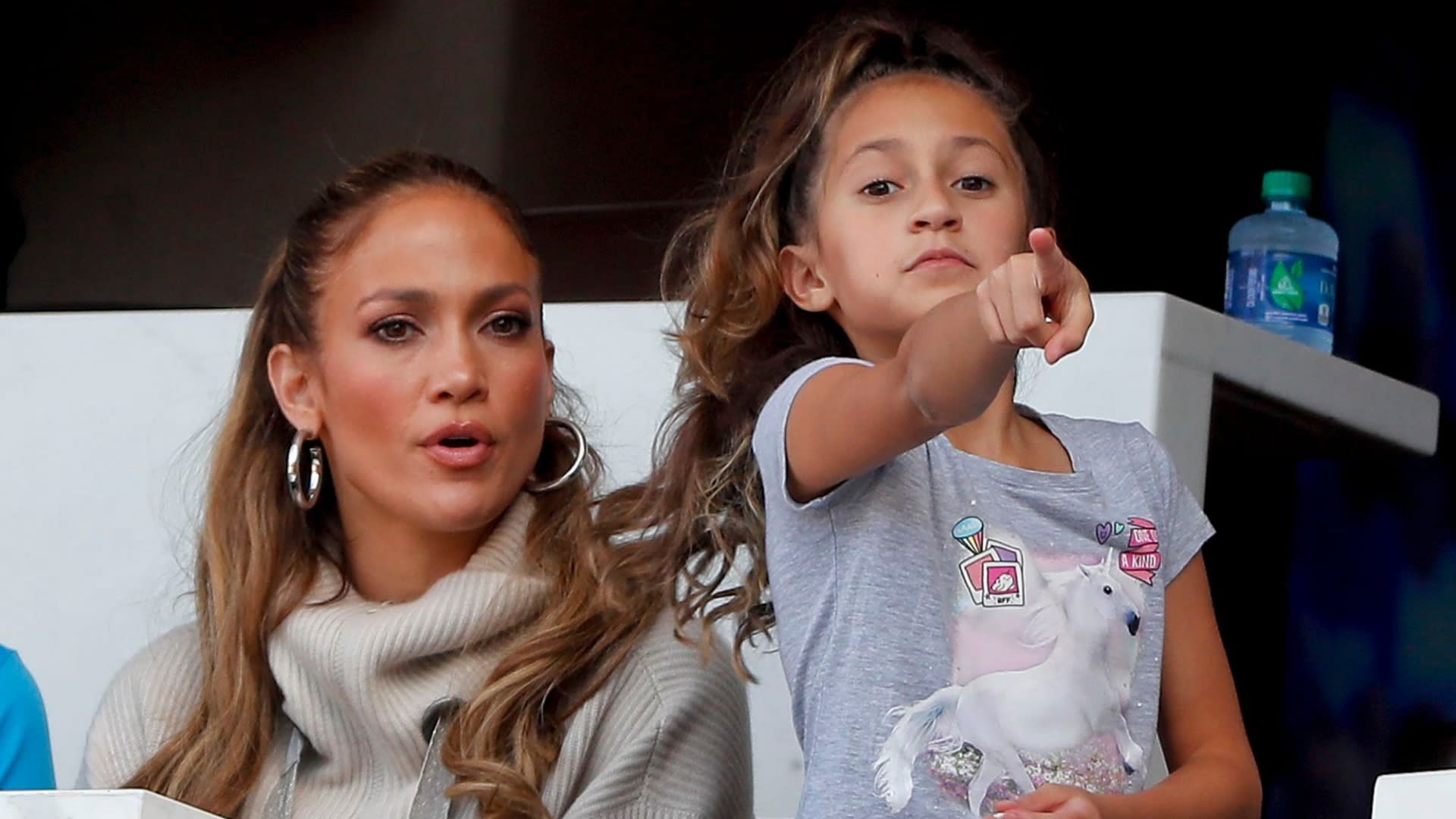 3. Jennifer Lopez's Daughter Emme Rocks Blue Hair in New Photo - wide 3