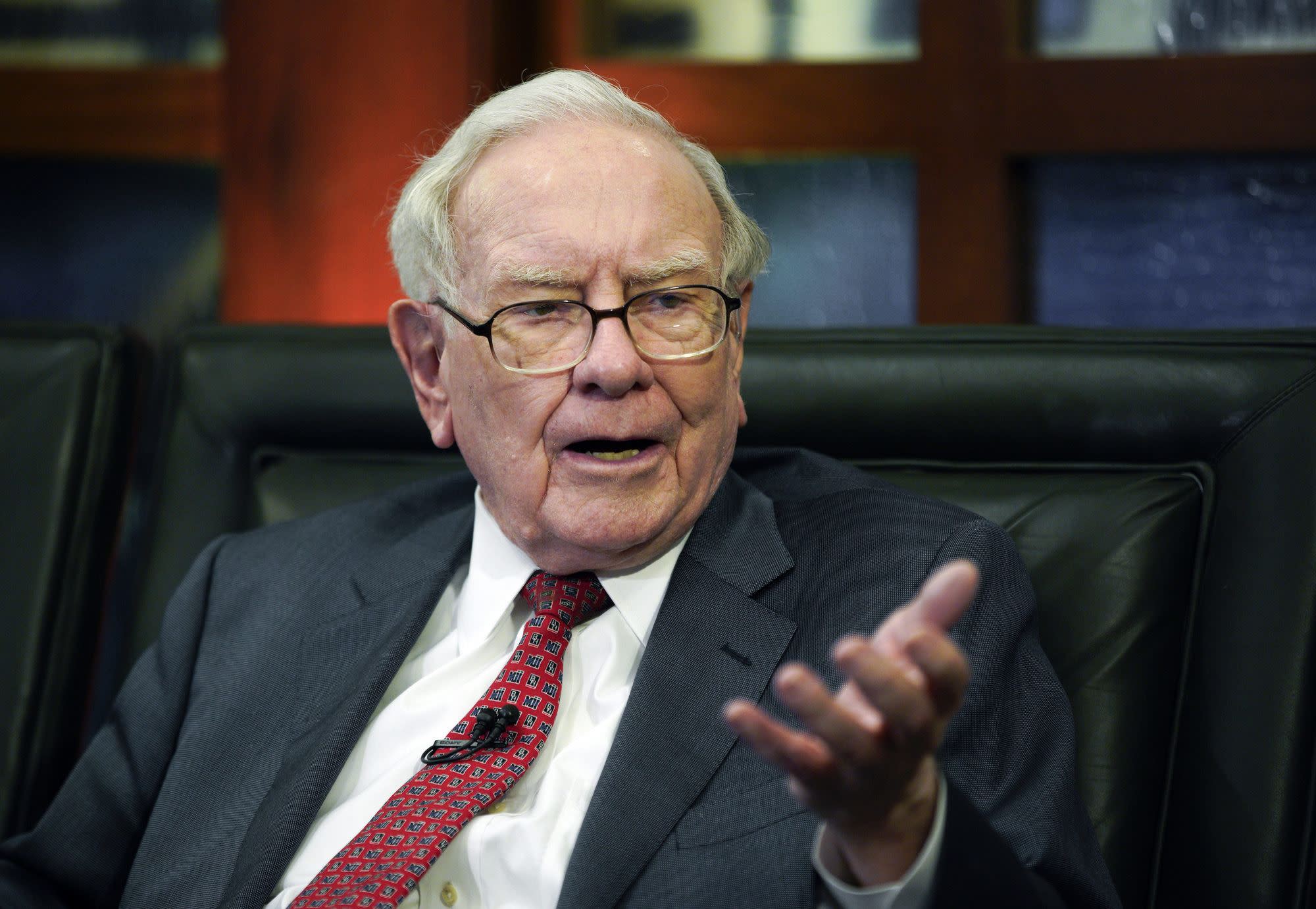 Max Keiser on Bitcoin Cynic Warren Buffett: ‘He’s a ...