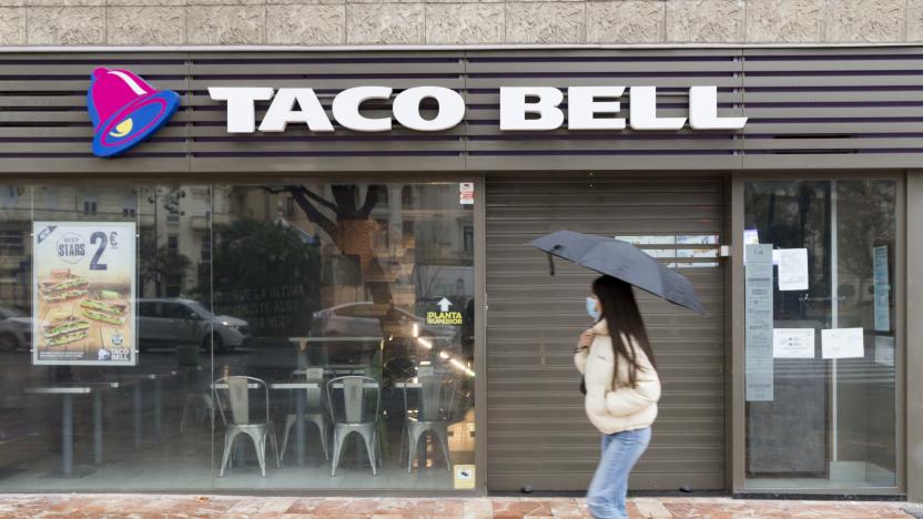 VALENCIA, SPAIN - 2021/01/08: A woman wearing a face mask walks past a closed Taco Bell fast food restaurant.
In the last weeks of Christmas, the cases of Covid19 in Valencia have increased, this has caused the winter sales to begin accompanied by new anti-Covid measures that also affect the hospitality sector. Until January 31, bars and restaurants will close at 5pm and a maximum of four people will be allowed per table. The capacity is reduced to 30% in shops. (Photo by Xisco Navarro/SOPA Images/LightRocket via Getty Images)