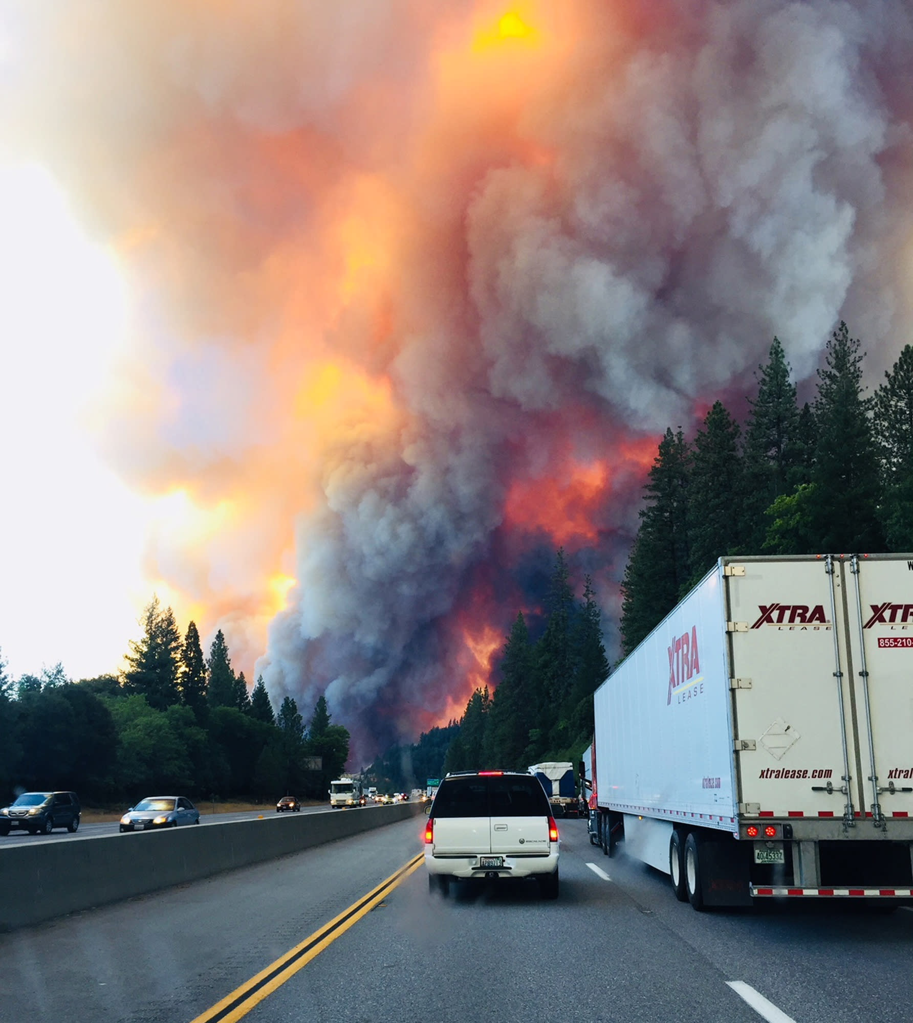 Trucks abandoned as California wildfire shuts down I5