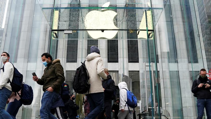 People enter the Apple Store on Fifth Avenue on Black Friday in the Manhattan borough of New York City, New York, U.S., November 26, 2021.  REUTERS/Carlo Allegri