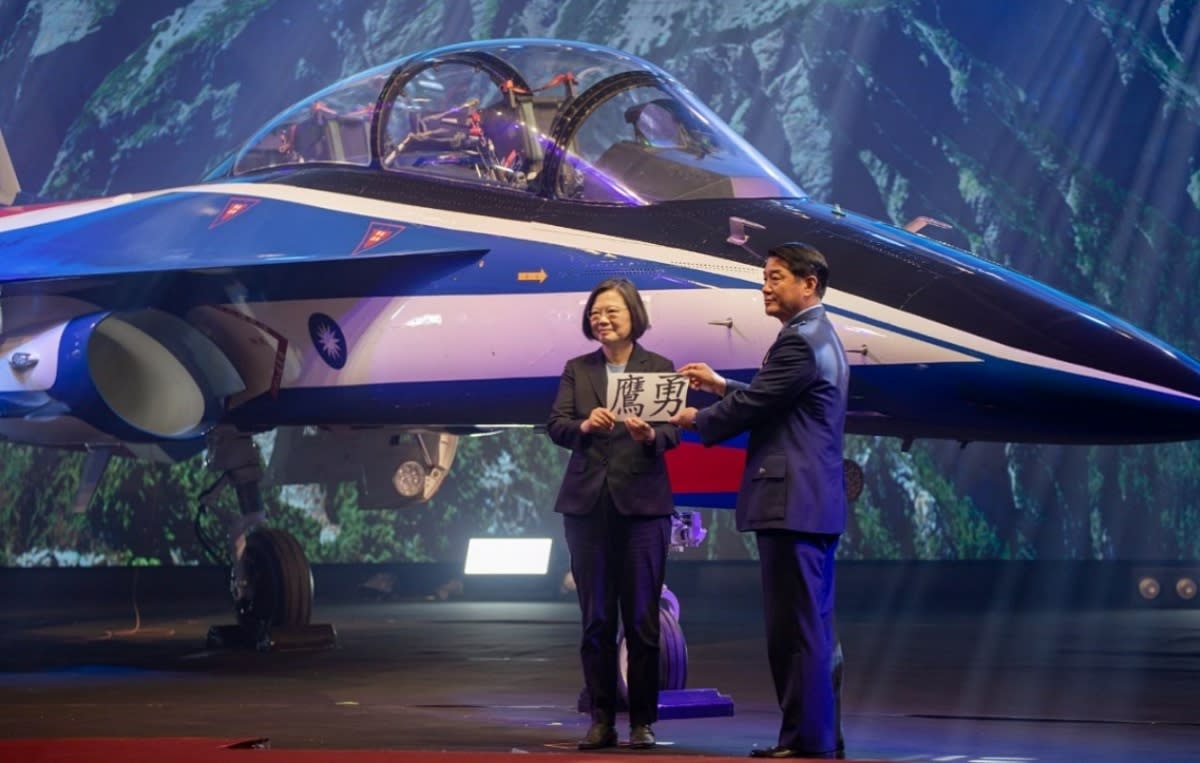 空軍新式高教機出廠 蔡英文：可創造約2000個職缺 - Yahoo奇摩新