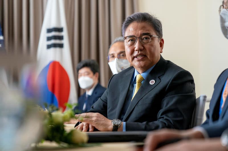 한국 외교부 장관의 첫 중국 방문에서 미국 관계에 대해 중국을 안심시키려 합니다.