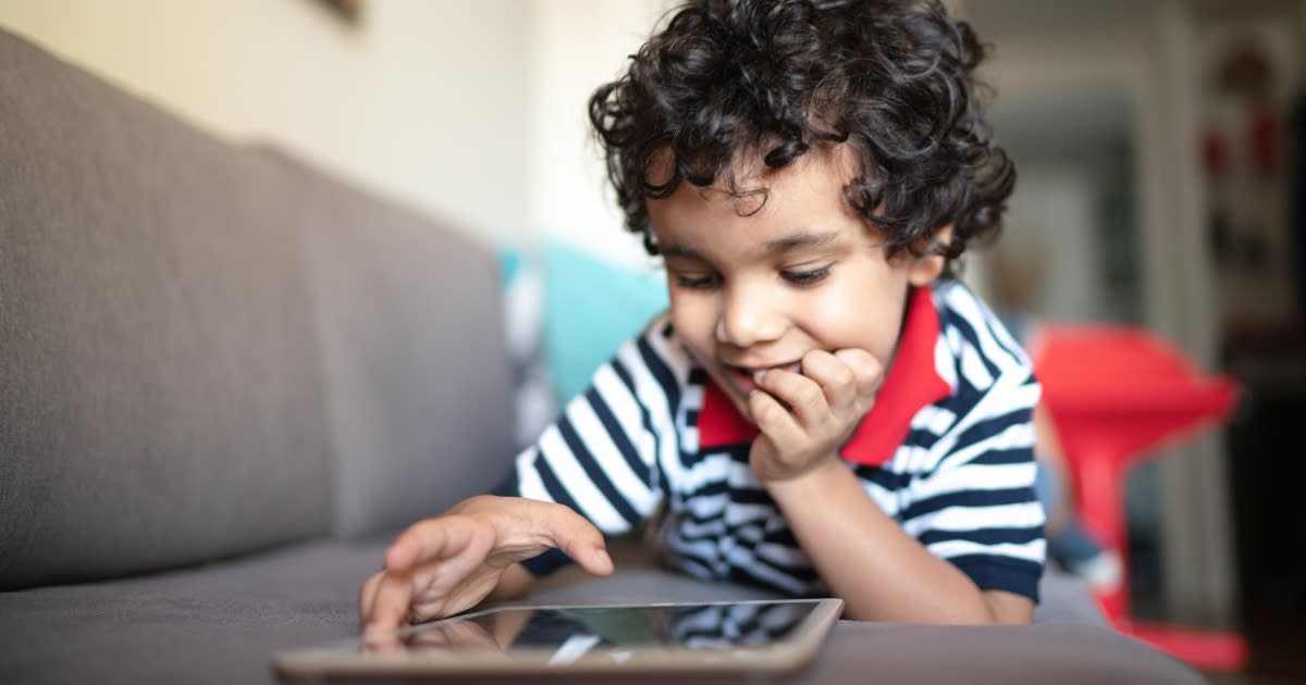 Дети бит. Nail biting in children PNG. Boy biting Nails. Child's Nail biting. The child has a Fever background.