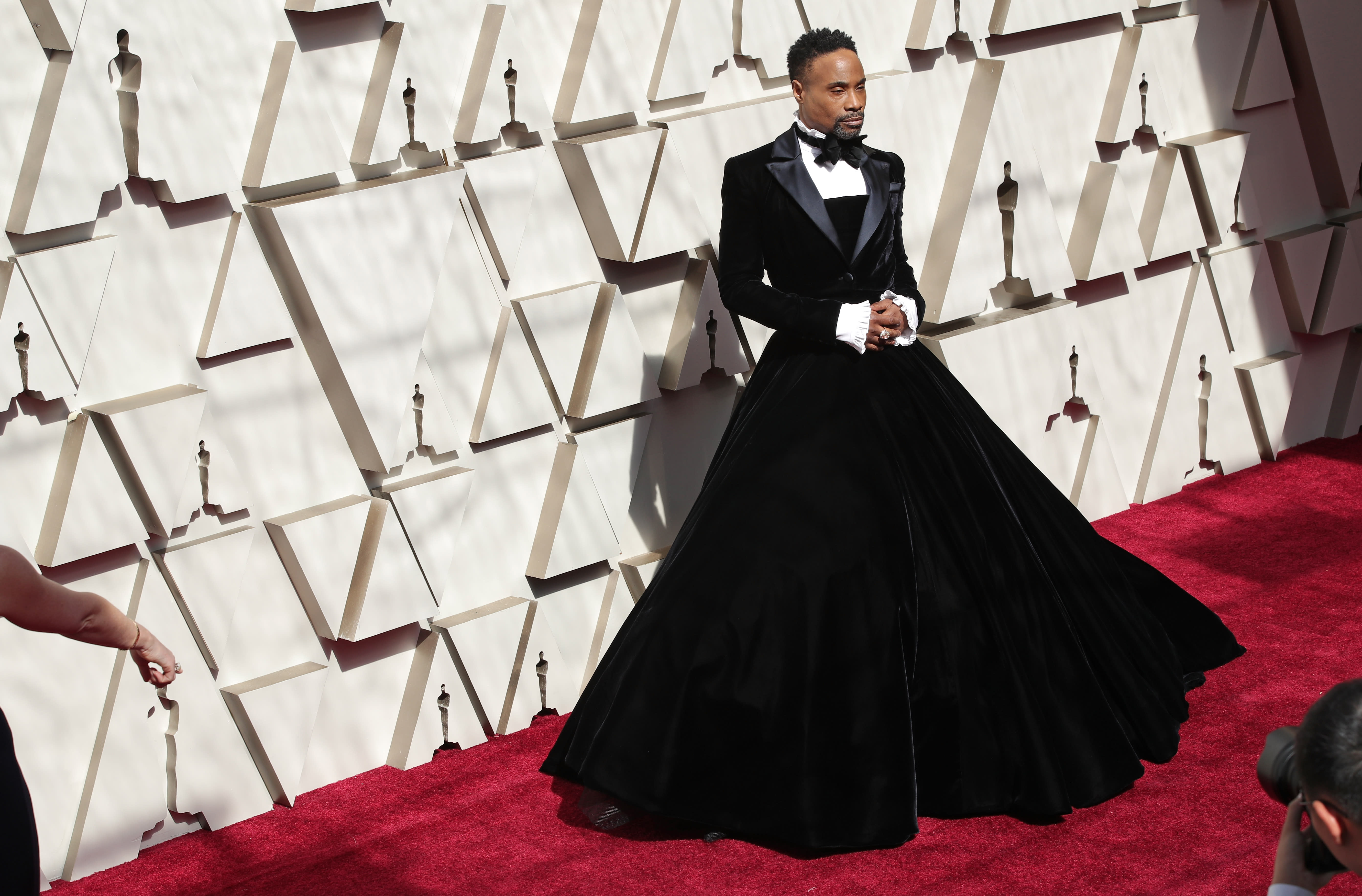 Billy Porter wears a velvet tuxedo dress to the Oscars [Video]