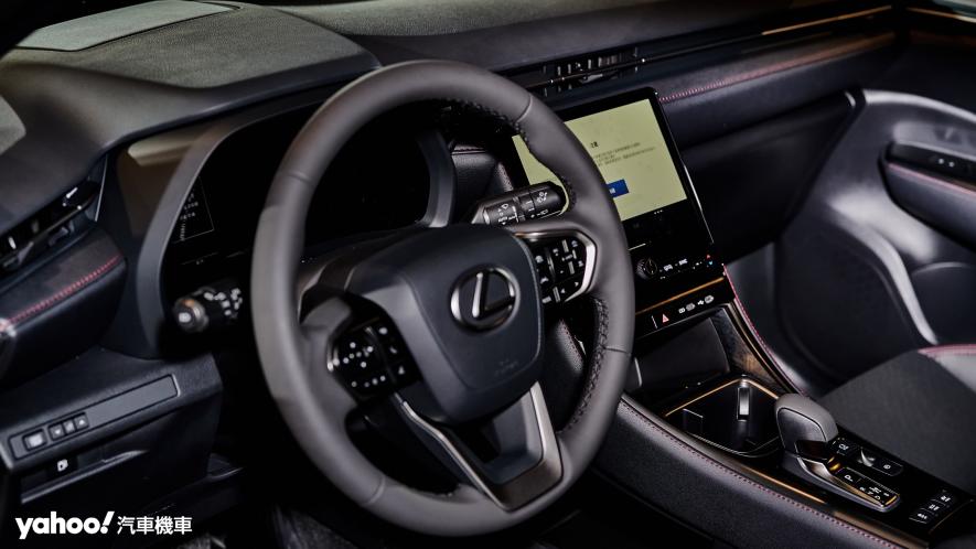 同樣使用Tazuna風格而不追求螢幕大小、科技感或者過度簡潔，造就Lexus LBX前排中控同樣就手且舒適。 - 8