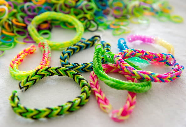 La folie des bracelets élastiques (rainbow loom)