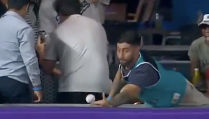 Marlins fan comes oh-so-close to catching Shohei Ohtani's 50th home run ball, which bounces out of reach