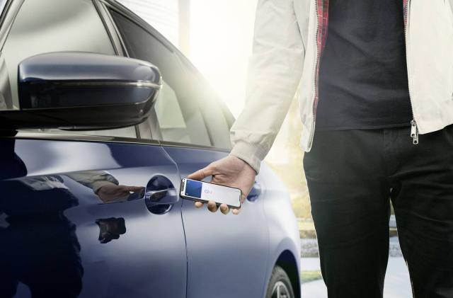 Apple CarKey unlocking a BMW vehicle