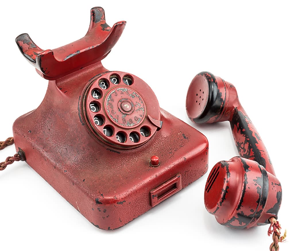 Hitler&#39;s &#39;destructive&#39; wartime phone up for auction