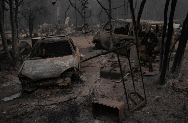 Vehicles lie damaged in the aftermath of the Obenchain Fire in Eagle Point, Oregon, U.S., September 11, 2020. Picture taken September 11, 2020. REUTERS/Adrees Latif