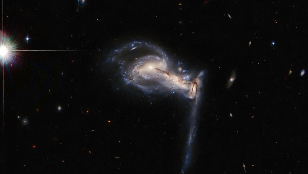 NASA Releases Mesmerizing Image of Three Galaxies â€˜Fightingâ€™ - Yahoo Lifestyle