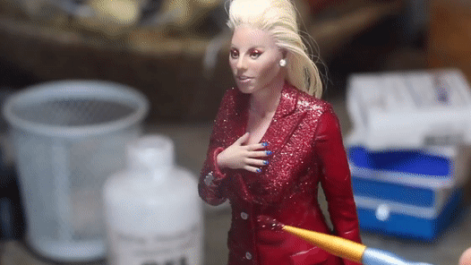 Un artiste crée une sculpture miniature incroyablement détaillée de Lady Gaga