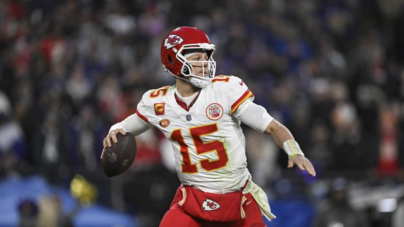 ARCHIVO - El quarterback de los Chiefs de Kansas City Patrick Mahomes lanza un pase ante los Ravens de Baltimore en el partido por el campeonato de la AFC, el 28 de enero de 2024. (AP Foto/Terrance Williams)