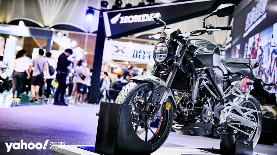 2023年式Honda CB300R改款仍維持了Neo Sport Cafe風格並加入倒立式前叉升級。 - 10